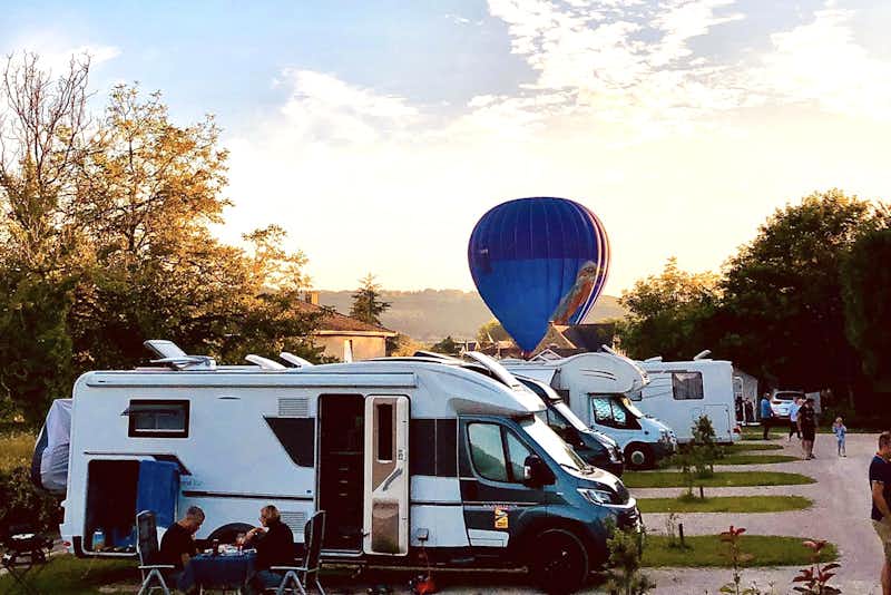 Camping Le Tiradou - Wohnmobil- und  Wohnwagenstellplätze auf dem Campingplatz