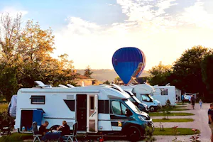 Camping Le Tiradou - Wohnmobil- und Wohnwagenstellplätze auf dem Campingplatz
