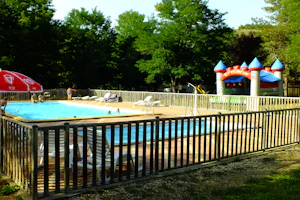 Camping Le Trel - Gäste liegen am Pool in der Sonne