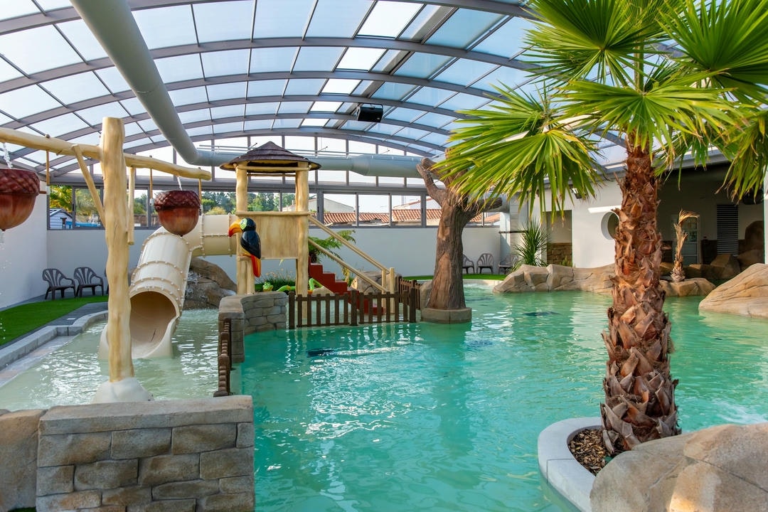 Camping Club MS Le Trianon - Überdachter Bereich des Wasserparks mit Kinderbecken