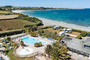 Camping Sunelia la Baie de Saint Pol Camping Le Trologot - Luftaufnahme des Campingplatzes am Meer