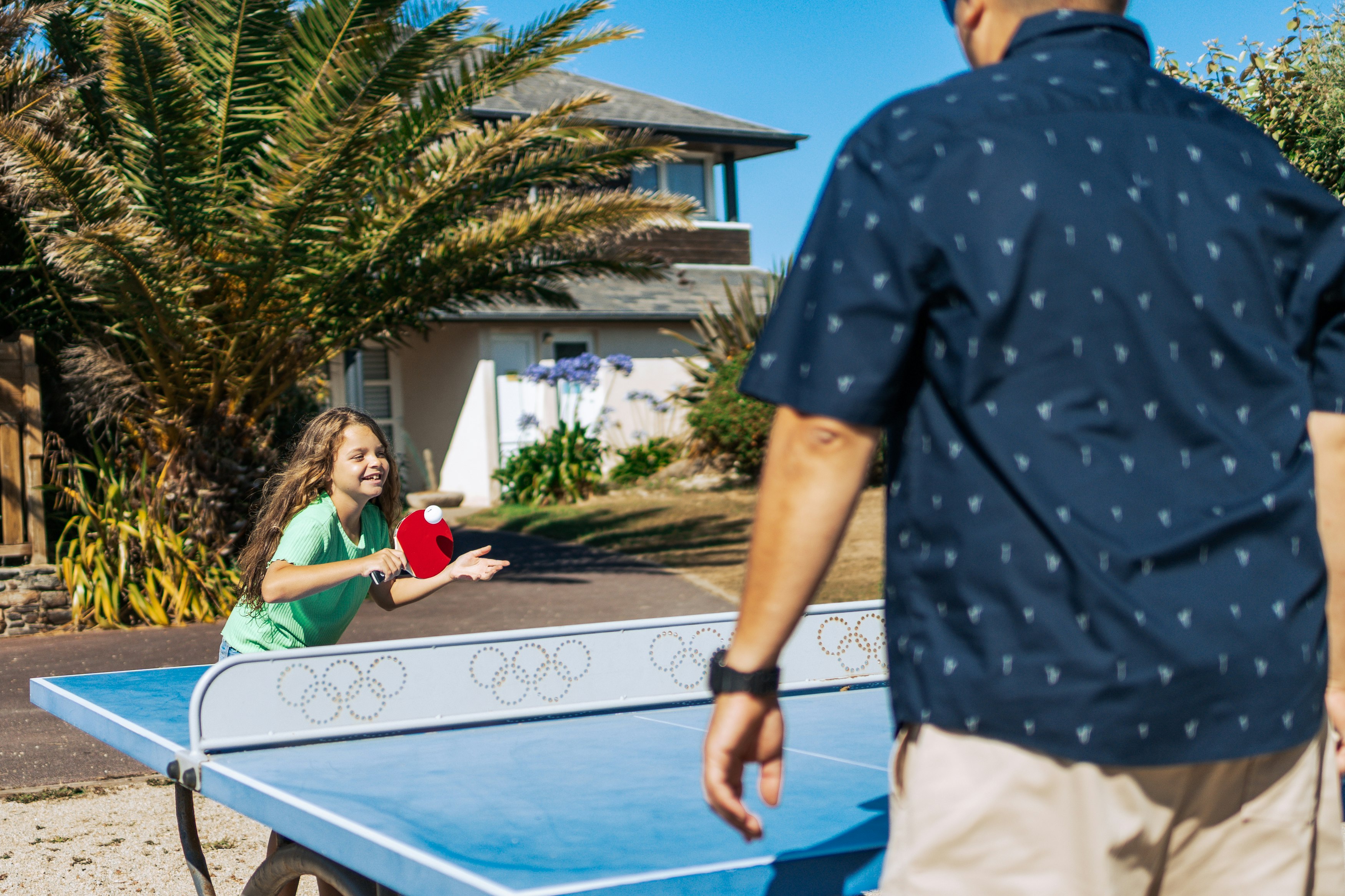 Camping Sunelia la Baie de Saint Pol  Camping Le Trologot - Camper mit Kind beim Tischtennisspielen auf dem Campingplatz