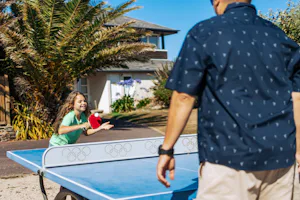 Camping Sunelia la Baie de Saint Pol Camping Le Trologot - Camper mit Kind beim Tischtennisspielen auf dem Campingplatz