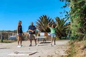 Camping Sunelia la Baie de Saint Pol Camping Le Trologot - Familie beim Pétanque Spielen auf dem Campingplatz