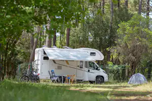 Camping Le Truc Vert - Standplatz mit Wohnmobil im Grünen