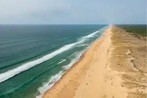 Camping Sandaya Le Truc Vert - Luftaufnahme des Strandes in der Nähe des Campingplatzes