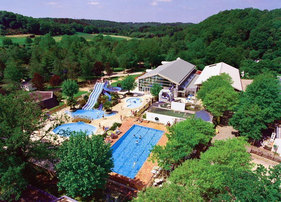 Camping Ty Nadan  Camping Iris Parc Le Ty Nadan  - Luftaufnahme des Campingplatzes mit Freibad