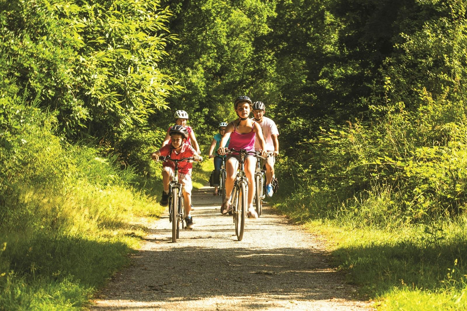 Camping Ty Nadan  Camping Iris Parc Le Ty Nadan - Familie beim Fahrradfahren in der Natur