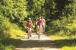 Camping Ty Nadan Camping Iris Parc Le Ty Nadan - Familie beim Fahrradfahren in der Natur