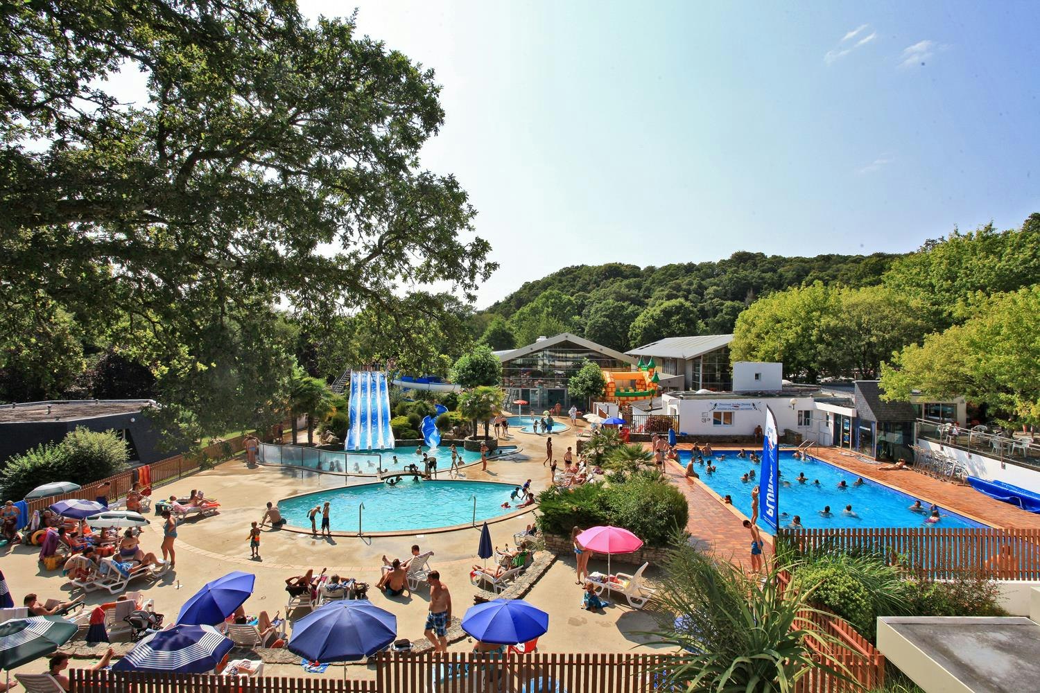 Camping Ty Nadan  Camping Iris Parc Le Ty Nadan - Freibad auf dem Campingplatz