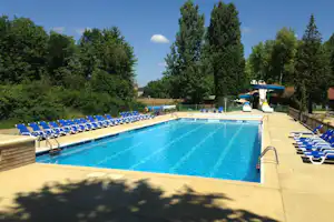 Camping Le Val d'Amour - Campingplatz mit Pool,Wasserrutsche, Liegestühlen