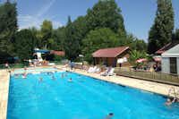 Camping Le Val d'Amour - Gäste liegen am Pool in der Sonne