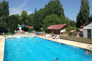 Camping Le Val d'Amour - Gäste liegen am Pool in der Sonne