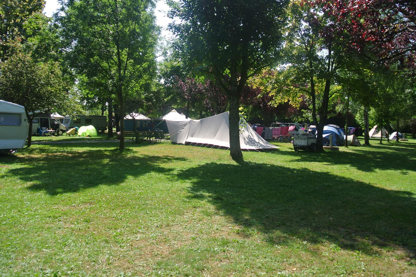Camping Le Val d'Amour - Stellplätze im Grünen auf dem Campingplatz