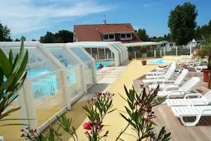 Camping Le Val d'Authie - überdachter Pool mit Liegestühlen in der Sonne auf dem Campingplatz