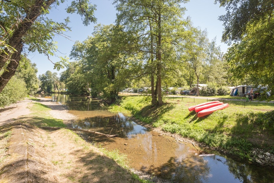 Camping Le Val de Bonnal  -  Campingplatzanalge im Grünen