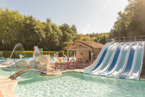 Camping Le Val de Bonnal - Poolbereich mit Wasserrutsche auf dem Campingplatz