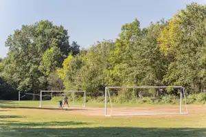Camping Le Val de Bonnal - Sportbereich im Grünen auf dem Campingplatz