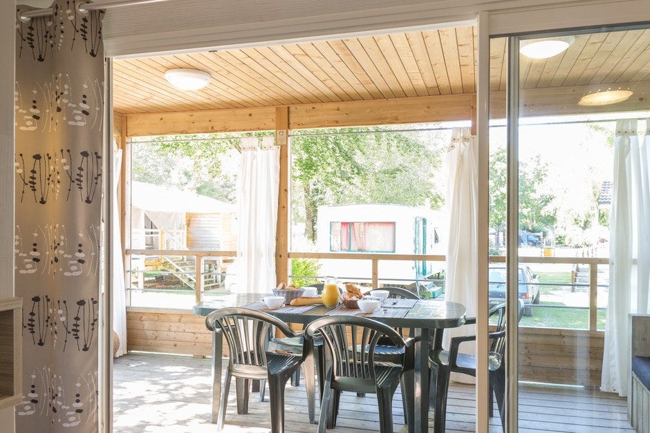 Camping Le Val de Bonnal  -  Terrasse im Mobilheim