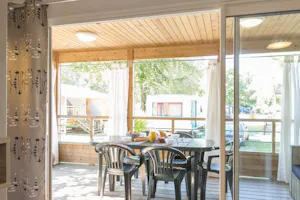Camping Le Val de Bonnal - Terrasse im Mobilheim