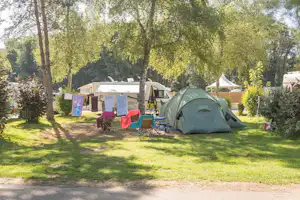 Camping Le Val de Bonnal - Wohnwagen- und Zeltstellplatz auf grüner Wiese
