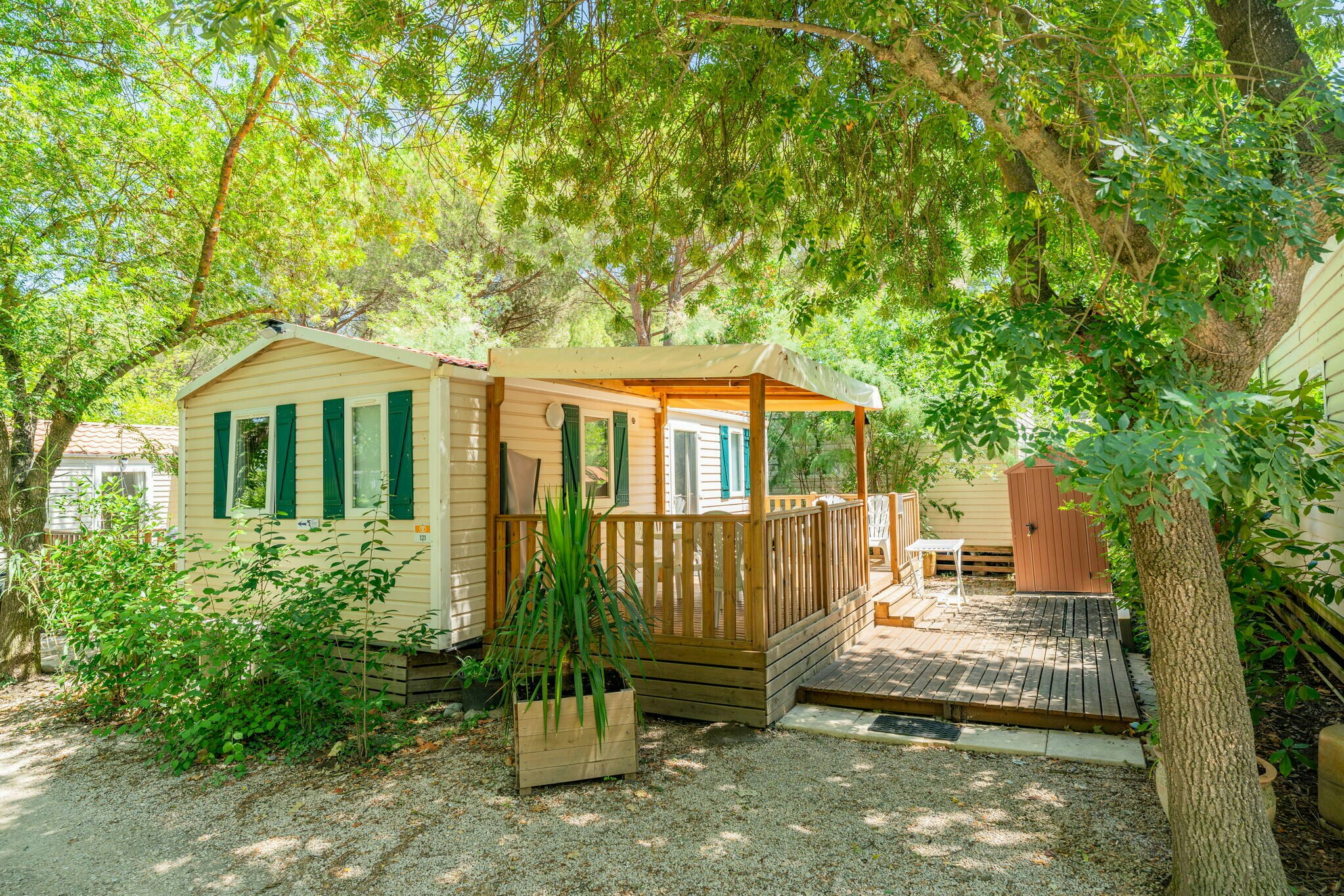Camping Le Val de Durance  - Mobilheim mit Terrasse auf dem Campingplatz