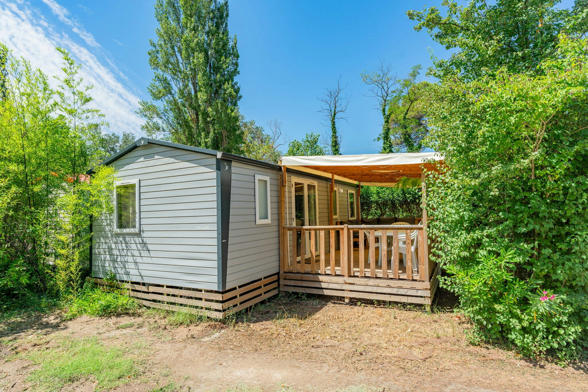 Camping Le Val de Durance  - Mobilheim mit Terrasse auf dem Campingplatz