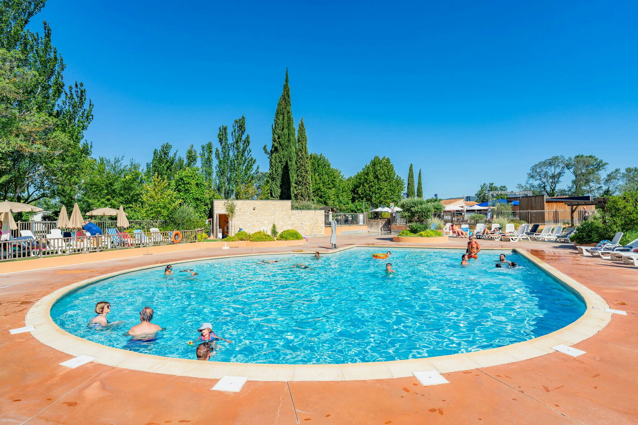 Camping Le Val de Durance  - Pool im Freien mit Liegestühlen und Sonnenschirmen