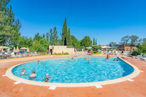 Camping Le Val de Durance - Pool im Freien mit Liegestühlen und Sonnenschirmen