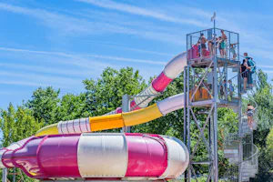 Camping Le Val de Durance - Rutschen im Wasserpark des Campingplatzes