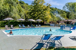 Flower Camping Le Val de la Marquise - Pool im Freien mit Liegestühlen und Sonnenschirmen