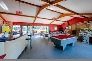 Flower Camping Le Val de la Marquise - Aufenthaltsbereich des Campingplatzes