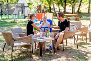 Flower Camping Le Val de la Marquise - Familie auf der Terrasse des Campingplatzes