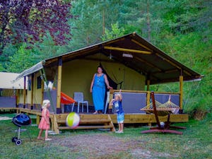 Flower Camping Le Val de la Marquise - Familie vor ihrem Glamping-Zelt auf dem Campingplatz