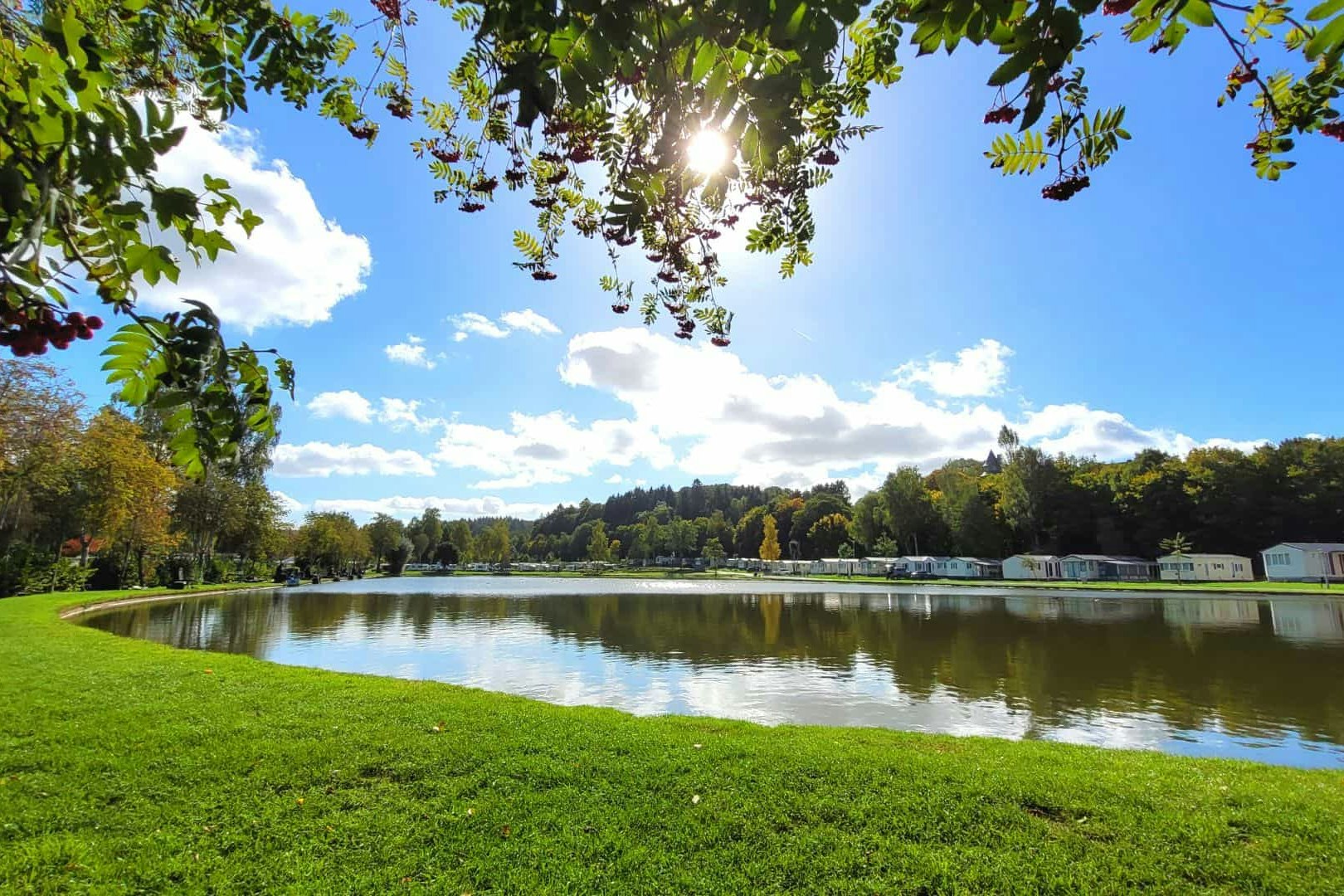 Camping Le Val de l'Aisne - Blick auf den See am Campingplatz