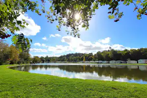 Camping Le Val de l'Aisne - Blick auf den See am Campingplatz