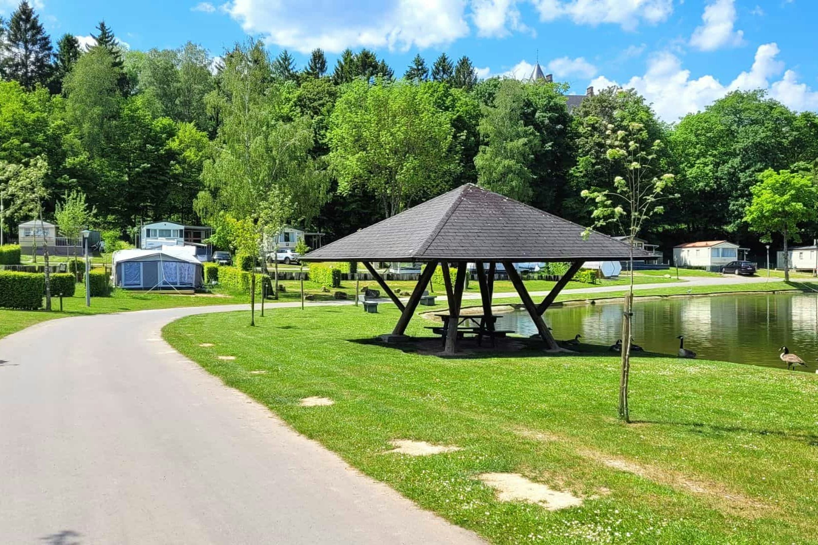 Camping Le Val de l'Aisne - Standplätze auf dem Campingplatz