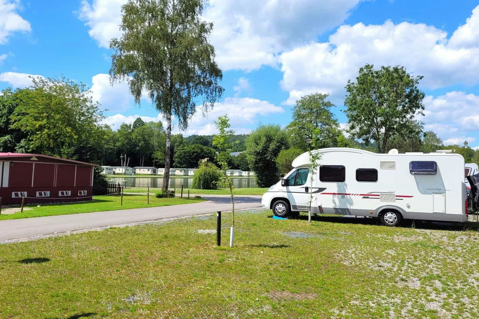 Camping Le Val de l'Aisne - Standplätze auf der Wiese auf dem Campingplatz