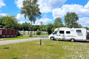 Camping Le Val de l'Aisne - Standplätze auf der Wiese auf dem Campingplatz