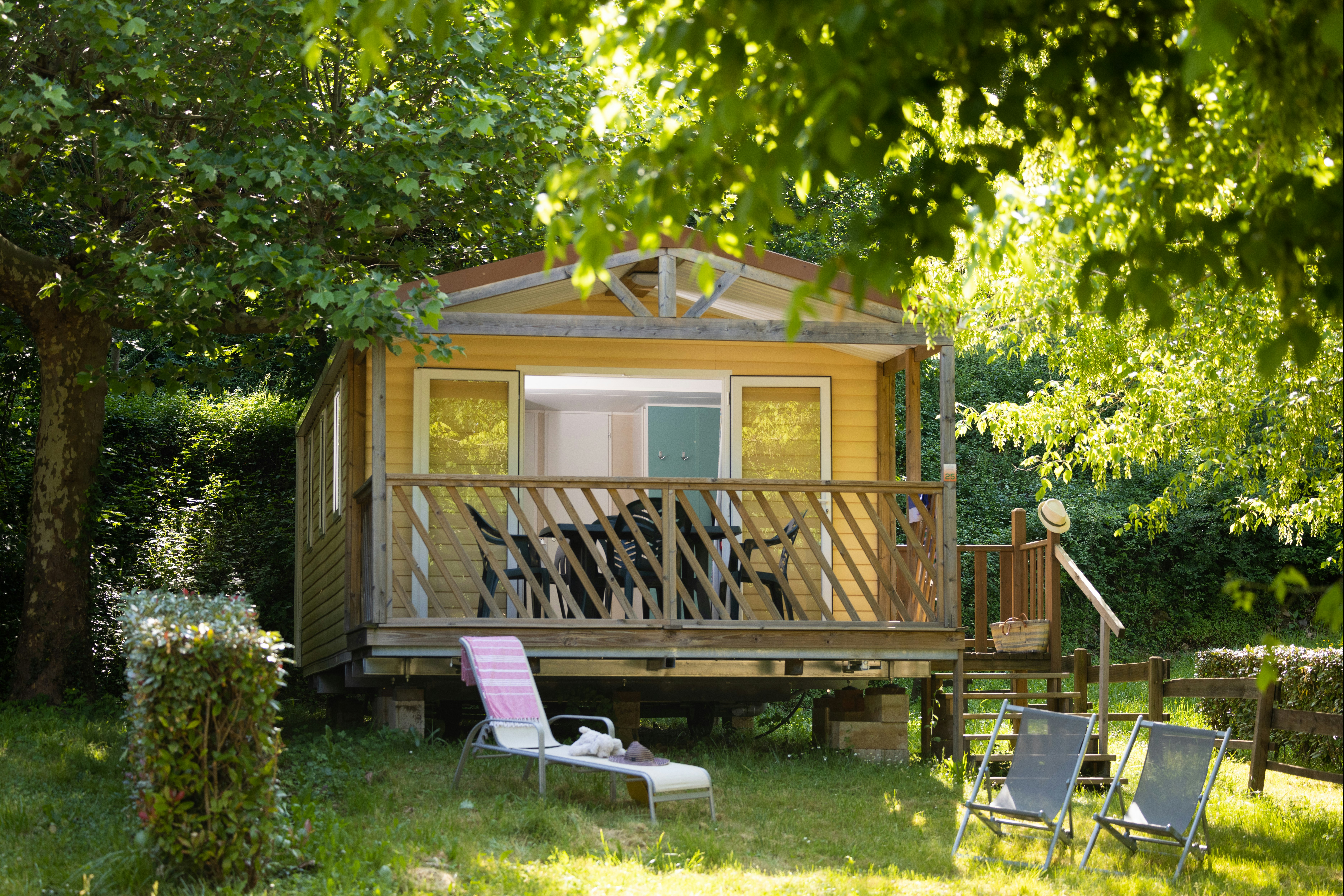 Flower Camping Le Val de l'Arre  - Mobilheim mit Terrasse auf dem Campingplatz