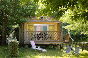 Flower Camping Le Val de l'Arre - Mobilheim mit Terrasse auf dem Campingplatz