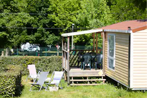 Flower Camping Le Val de l'Arre - Mobilheim mit Terrasse auf dem Campingplatz