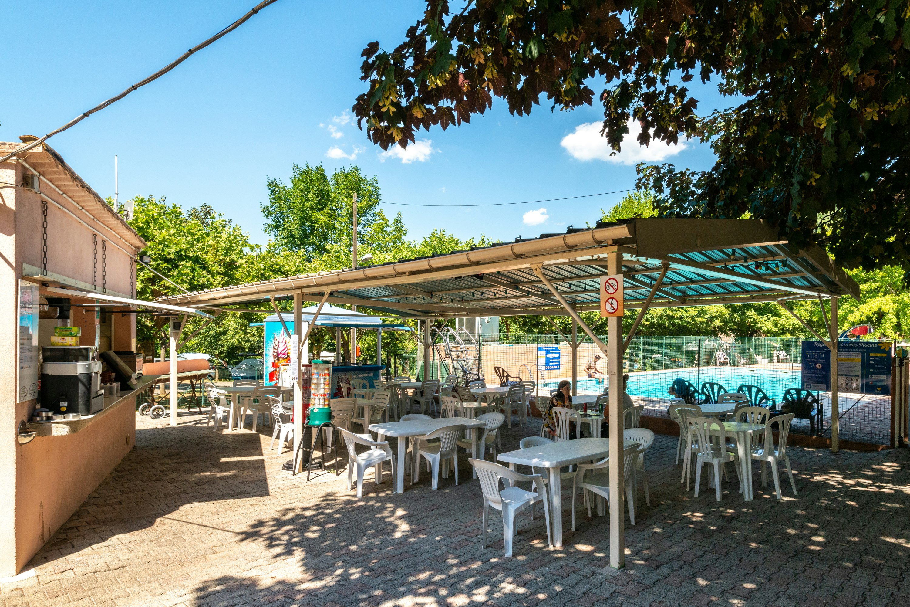 Flower Camping Le Val de l'Arre  - Restaurant mit Terrasse auf dem Campingplatz