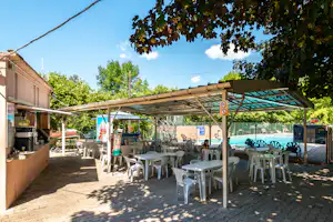 Flower Camping Le Val de l'Arre - Restaurant mit Terrasse auf dem Campingplatz