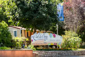 Flower Camping Le Val de l'Arre - Eingang des Campingplatzes
