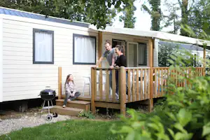 Camping Le Val de Trie - Mobilheim mit Veranda auf dem Campingplatz
