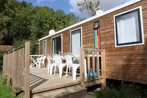 Camping Le Val de Trie - Terrasse eines Ferienhauses
