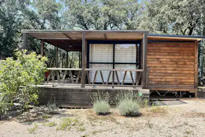 Camping Le Val d'Hérault - Mobilheim mit Terrasse auf dem Campingplatz