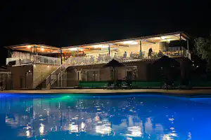Camping Le Val d'Hérault - Blick auf das Restaurant mit Terrasse am Pool des Campingplatzes