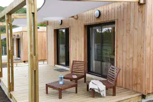 Camping Le Vallon de l'Ehn - Mobilheim vom Campingplatz mit Sonnensegel auf der Veranda